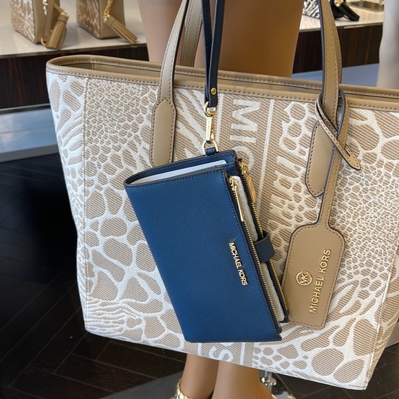 MICHAEL KORS LARGE DOUBLE ZIP WRISTLET WALLET PHONE CASE
Navy
NWT - Picture 15 of 16